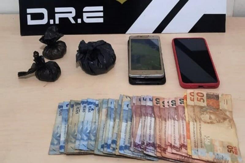 Os dois foram encaminhados à Delegacia Especializada e autuados em flagrante pelos crimes de tráfico de drogas e associação para o tráfico de drogas. (Foto: Divulgação)