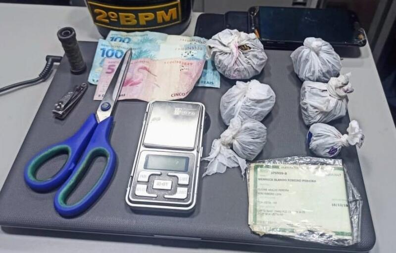 Material apreendido com o casal, na noite dessa sexta-feira, 11, no bairro Cambará (Foto: Divulgação)