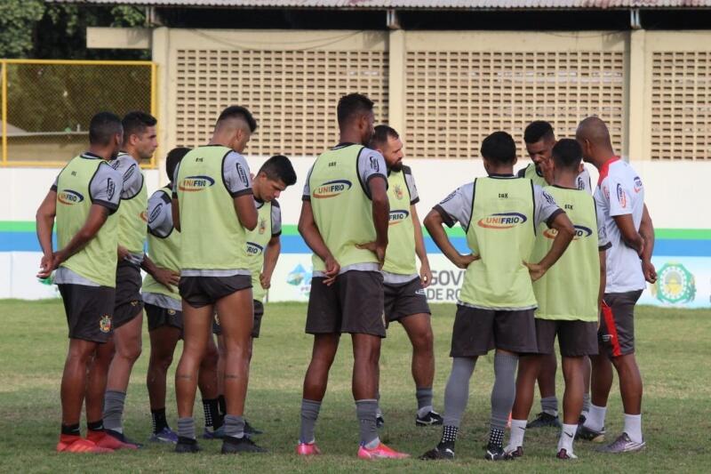 Técnico Alisson Menezes reúne grupo, em treino no estádio Ribeirão (Foto: Daiana Fotografia/Agência Real)