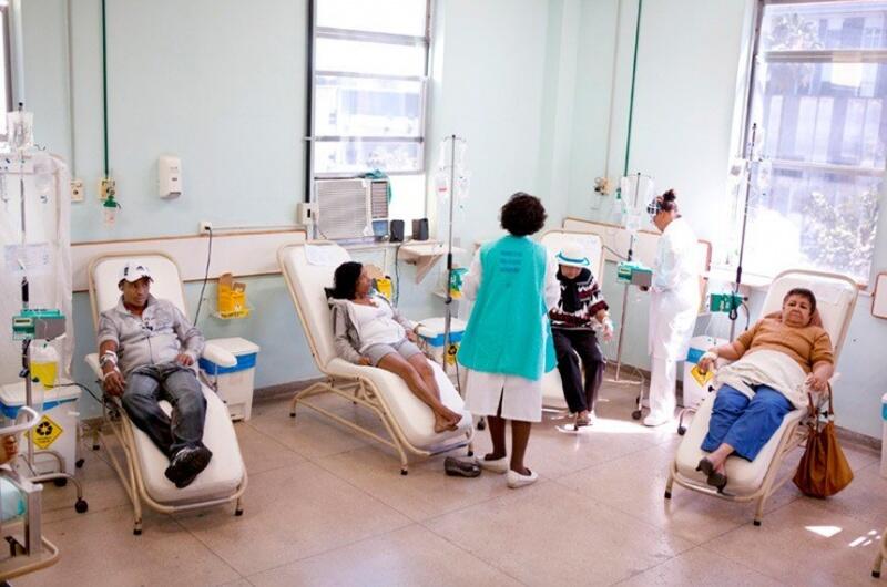 Ideia era que os pacientes pudessem prosseguir com o tratamento em casa, sem necessidade de internação hospitalar para aplicação endovenosa do tratamento (Foto: Rogério Reis/Ministério da Saúde)