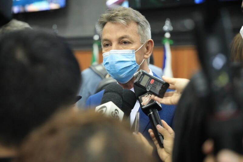O governador Antonio Denarium em coletiva de imprensa na Assembleia Legislativa de Roraima (Foto: Ederson Brito/Secom-RR)