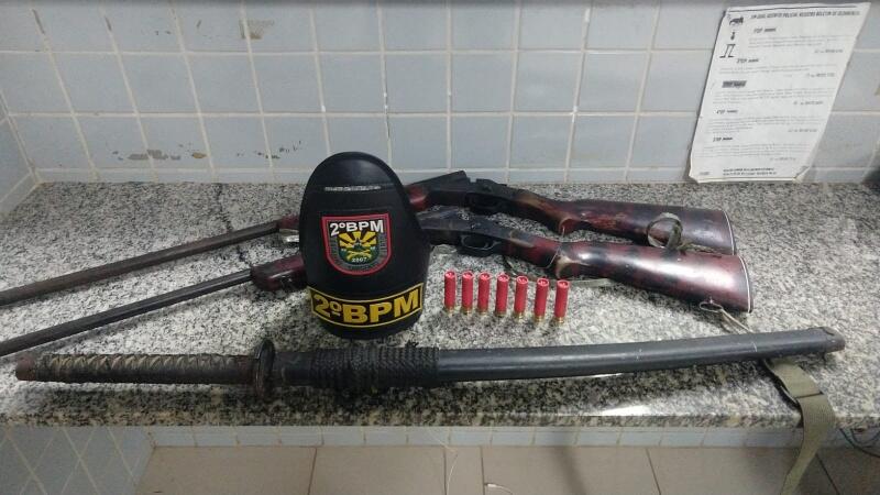 Com o agressor, foram apreendidas 2 espingardas, 1 espada e caixa de munições (Foto: Divulgação/PMRR)
