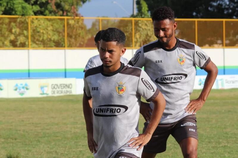 Atacante João Miranda em treino de finalizações, à frente do zagueiro Denilson (Foto: Daiana Fotografia/Agência Real)