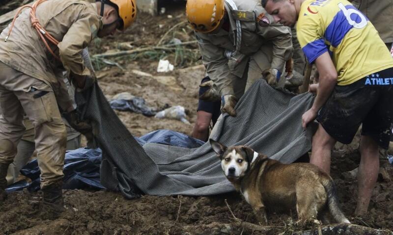 Bombeiros entraram no terceiro dia de buscas, já que ainda há desaparecidos (Foto: Tânia Rêgo/Agência Brasil)