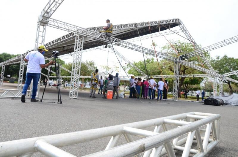 A prefeitura iniciou a montagem da estrutura nos dois pontos para o evento (Foto: Nilzete Franco/FolhaBV)