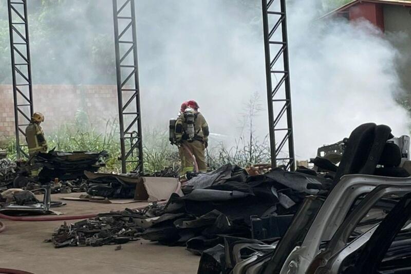 O incêndio estava localizado na área externa do galpão da oficina (Foto: Divulgação)