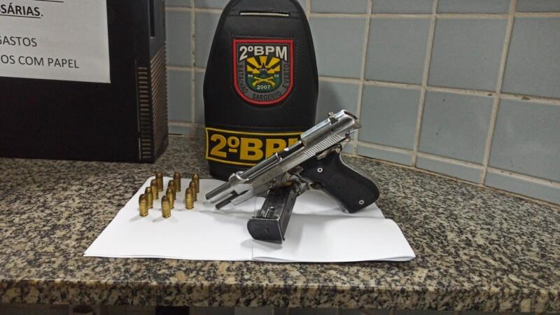 Foram apreendidas uma pistola de calibre .9 e um carregador intacto com 11 munições de calibre .380 (Foto: PMRR)