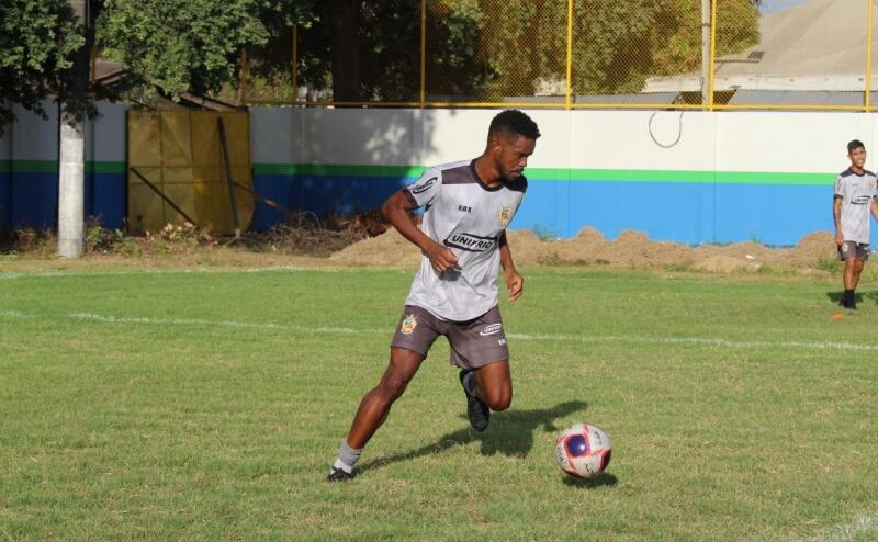Volante Da Silva em trabalho com bola, pelo Destemido Esquadrão (Foto: Granieri Pietro/Agência Real)