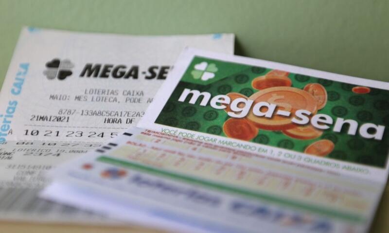 Para ganhar o prêmio máximo, apostador precisa acertar as seis dezenas (Foto: Tânia Rêgo/Agência Brasil)
