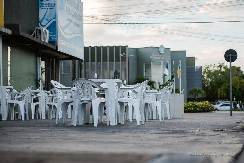 A calçada era antes liberada para o uso provisório por mesas e cadeiras, desde que o empresário deixasse 2m livre para a circulação de pedestres. Agora, a prefeitura reduziu essa área para 1,5m (Foto: Divulgação)
