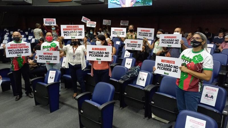 Professores ocupam plenário da Assembleia em defesa de categorias não contempladas em PCCR (Foto: Nilzete Franco/FolhaBV)