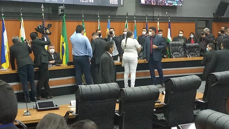 Jalser entrou no plenário em direção a Soldado Sampaio (Foto: Nilzete Franco/FolhaBV)