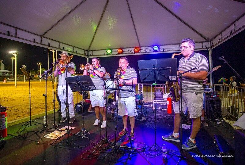 Banda carnavalesca Confete e Serpentina se apresenta na feirinha (Foto: Leo Costa/Semuc)