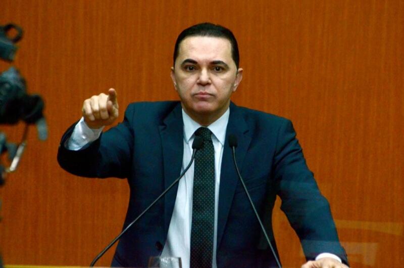 O deputado estadual Jalser Renier durante sessão na Assembleia Legislativa de Roraima (Foto: Nilzete Franco/FolhaBV)
