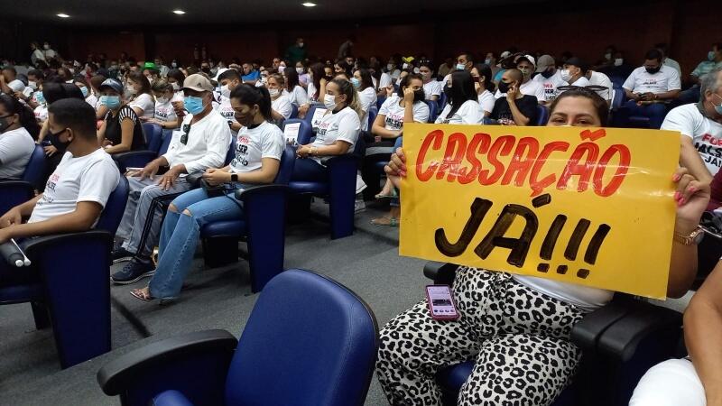 Manifestantes exibem cartazes pedindo a cassação de Jalser Renier (Foto: Nilzete Franco/FolhaBV) Manifestantes exibem cartazes pedindo a cassação de Jalser Renier (Foto: Nilzete Franco/FolhaBV)