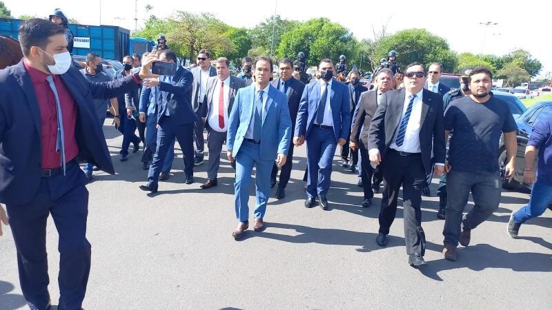 Parlamentares foram recepcionados pelo público em frente à Assembleia (Foto: Nilzete Franco/FolhaBV)