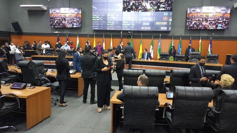 Os deputados Jorge Everton e Jeferson Alves solicitaram que a sessão acontecesse somente as 10h , horário determinado pela Justiça e que consta no requerimento de convocação parlamentar (Foto: Nilzete Franco/FolhaBV)