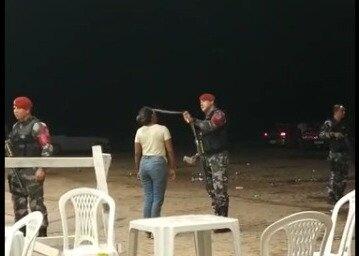 O policial atingiu a manicure com spray de pimenta (Foto: Reprodução)