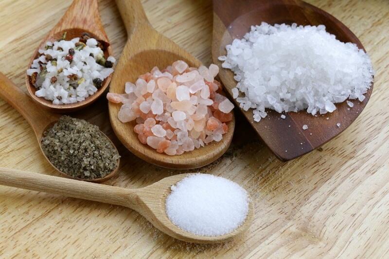 A população brasileira consome cerca de 12g por dia de sal, ao passo que o recomendável para adultos sadios é o consumo máximo de 5g (uma colher de chá) (Foto: Divulgação)