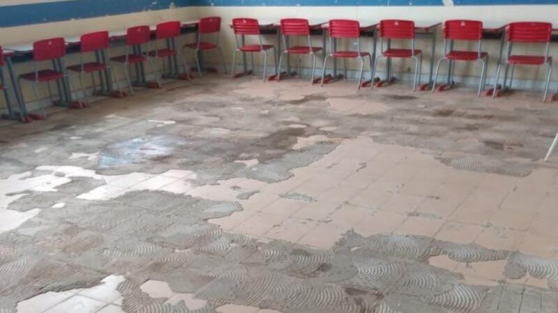 Sala de aula está com o piso danificado (Foto: Divulgação) Sala de aula está com o piso danificado (Foto: Divulgação)
