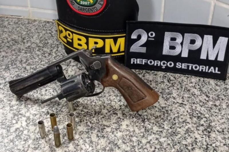 O homem foi algemado e conduzido à Central de Flagrantes juntamente com a arma apreendida (Foto: Divulgação)