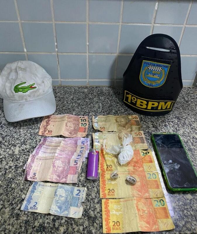 Aos policiais, o homem informou que vendia as trouxinhas a R$ 30 cada e que já teria vendido grande parte da droga levada por ele para a conveniência. (Foto: Divulgação)