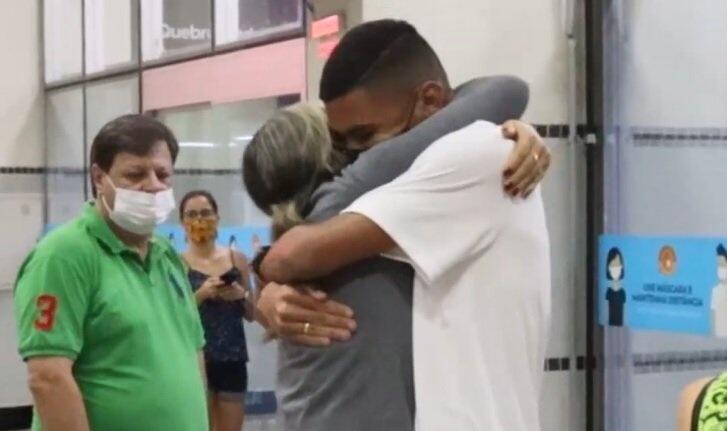 O jogador Guilherme Nascimento foi recebido por familiares, como a mãe Elmilene (Foto: FolhaBV/Reprodução)