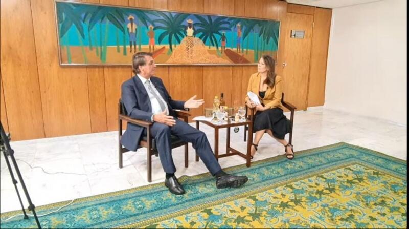 Jair Bolsonaro foi entrevistado pela jornalista Cida Lacerda (Foto: Reprodução)