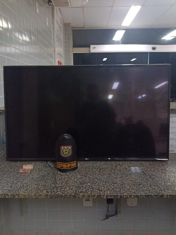 Ao chegar na residência para visitar um familiar, a testemunha viu três homens saindo do local com uma Smart TV (Foto: Divulgação)