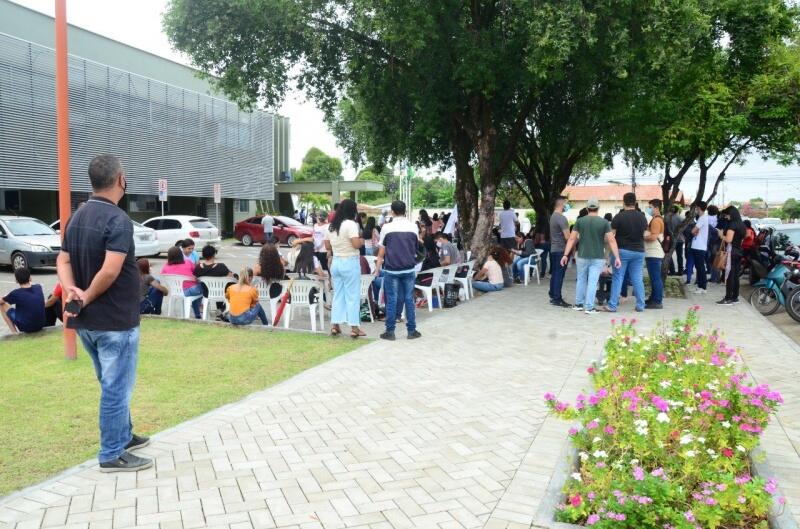 Greve dos cuidadores municipais em frente à Prefeitura de Boa Vista nessa terça (Foto: Nilzete Franco/FolhaBV)