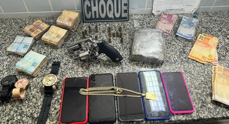 Diante dos fatos, o material e os envolvidos foram apresentados na Central de Flagrantes para as providências legais e cabíveis (Foto: Divulgação) Diante dos fatos, o material e os envolvidos foram apresentados na Central de Flagrantes para as providências legais e cabíveis (Foto: Divulgação)