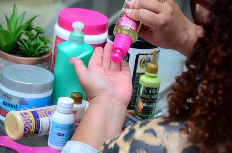 cabelo hidrofóbico pode ser causado devido à uma falta de higienização adequada dos fios, mas principalmente quando há acúmulo de resíduos no couro cabeludo (Foto: Nilzete Franco/FolhaBV)