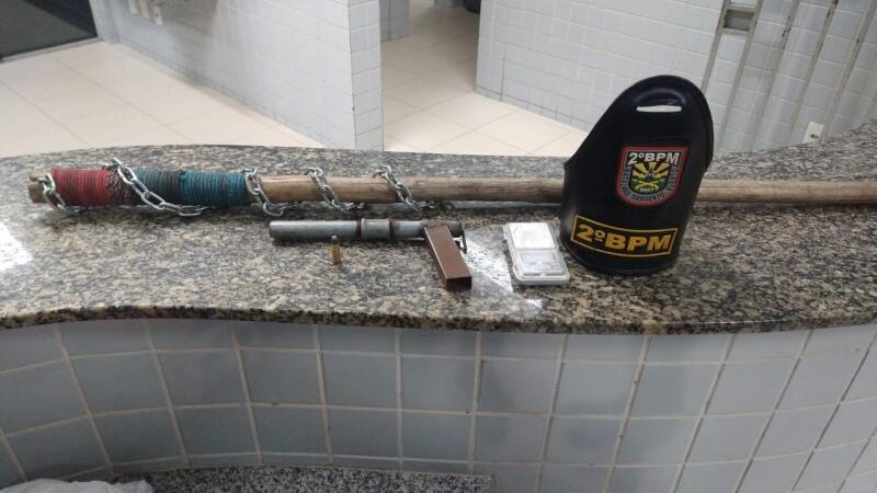 O suspeito foi algemado e levado até a Central de Flagrantes para tomada das medidas cabíveis (Foto: Divulgação)