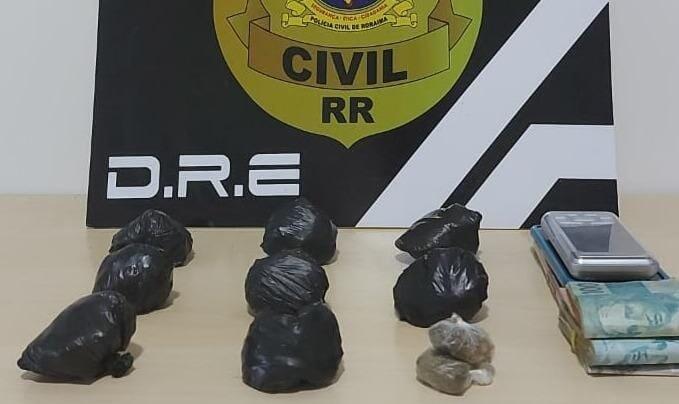 Na casa, além da droga encontrada, os policiais localizaram uma balança de precisão e R$ 7 mil em espécie, possivelmente arrecadados com o tráfico de drogas (Foto: Divulgação)
