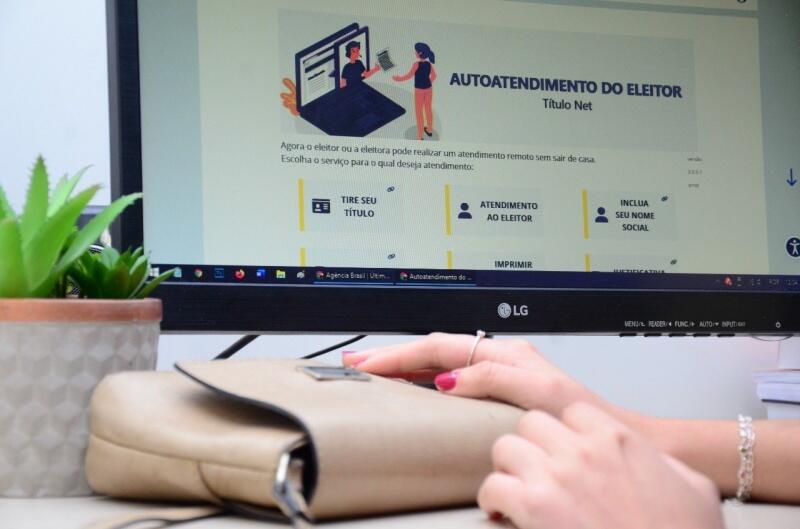 Por meio da plataforma, é possível fazer o alistamento eleitoral, imprimir o novo título em casa, consultar o local de votação e, se for preciso, alterá-lo para outro domicílio eleitoral, entre outras funções.  (Foto: Nilzete Franco/FolhaBV)
