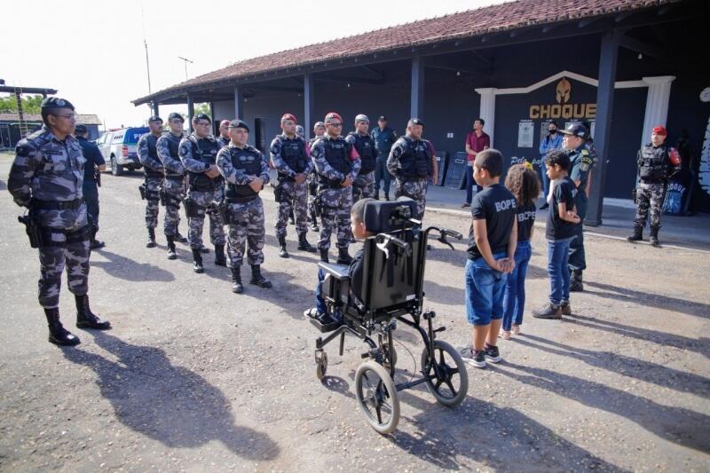 A visita ocorreu após um sorteio realizado pela Polícia Militar no Instagram da corporação (Foto: Divulgação)