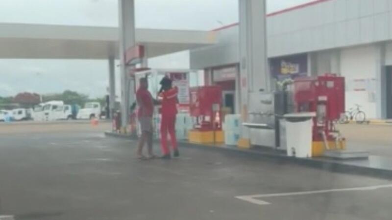PM foi visto agredindo frentista em posto do bairro Cidade Satélite (Foto: Reprodução)