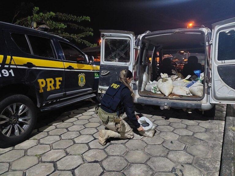 O veículo, o produto e o envolvido foram encaminhados para a Polícia Federal em Boa Vista (Foto: Divulgação)