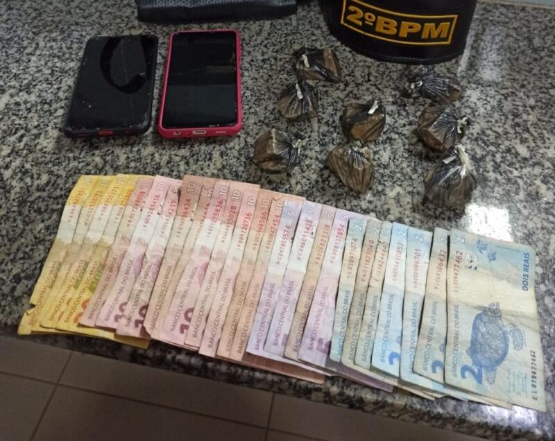 Policiais ainda apreenderam oito trouxinhas e R$ 214 (Foto: Divulgação)
