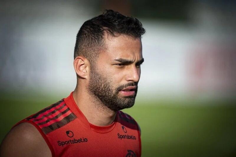 Os atletas que chegavam para o treino foram abordados por torcedores na entrada do Ninho do Urubu. (Foto: Flamengo)