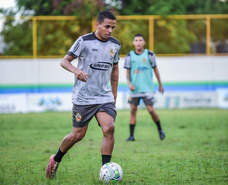 Técnico Cadu Castilho tem o "garçom" Petinha de volta ao Quadricolor. (Foto: Hélio Garcias/Agência Real)