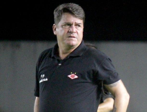Em cena, técnico barelista Aarão Alves na beira do campo, no estádio Canarinho. (Foto: Ju Oliveira/Eq3 Marketing