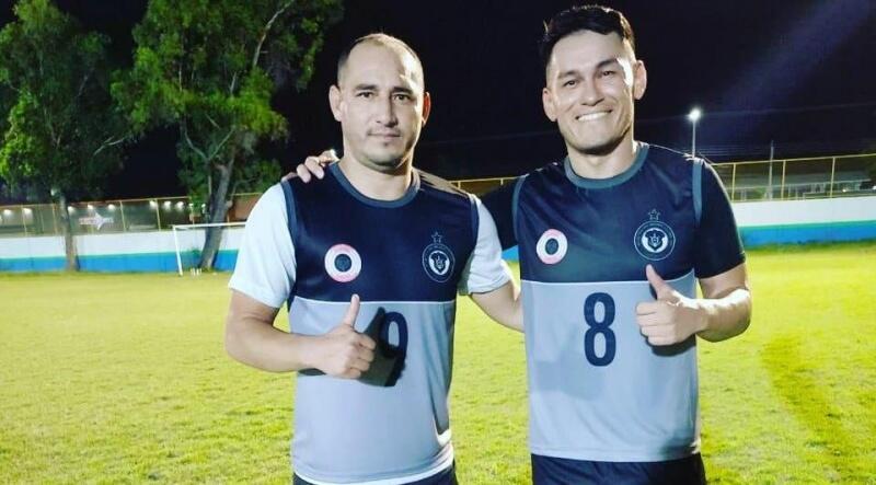 Vice-artilheiro do RR, Branco recebe Thiago Brandão (direita). Dupla junta novamente. (Foto: Ítalo Lopes/Rio Negro)