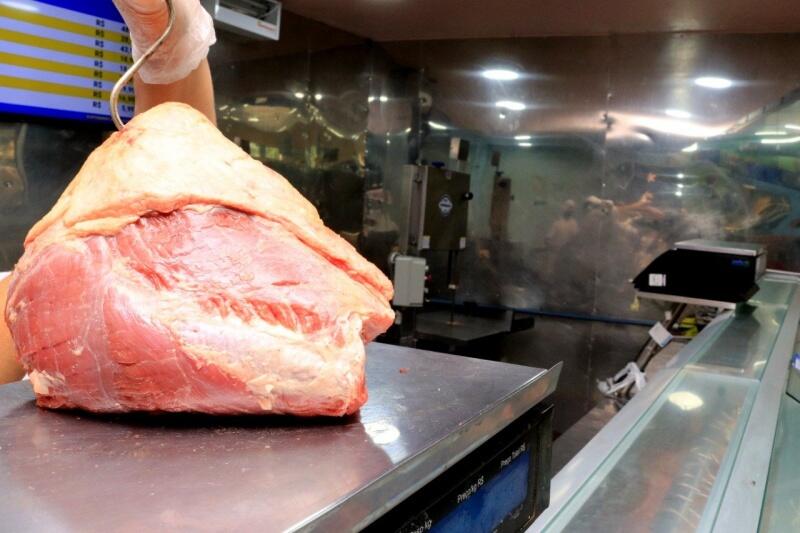 A equipe de monitoramento do supermercado notou que A.D.A. pegou a peça e colocou no carrinho, se dirigiu a um corredor e colocou a carne dentro das calças (Foto: Ilustrativa Nilzete Franco FolhaBV)