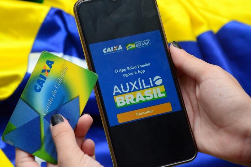 Beneficiário pode consultar informações sobre datas de pagamento, valor do benefício e composição das parcelas em dois aplicativos: Auxílio Brasil e Caixa Tem (Foto: Nilzete Franco/FolhaBV) Beneficiário pode consultar informações sobre datas de pagamento, valor do benefício e composição das parcelas em dois aplicativos: Auxílio Brasil e Caixa Tem (Foto: Nilzete Franco/FolhaBV)