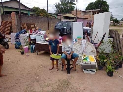 Uma mulher e seus quatro filhos menores ficaram com seus pertences na rua (Foto: Reprodução)