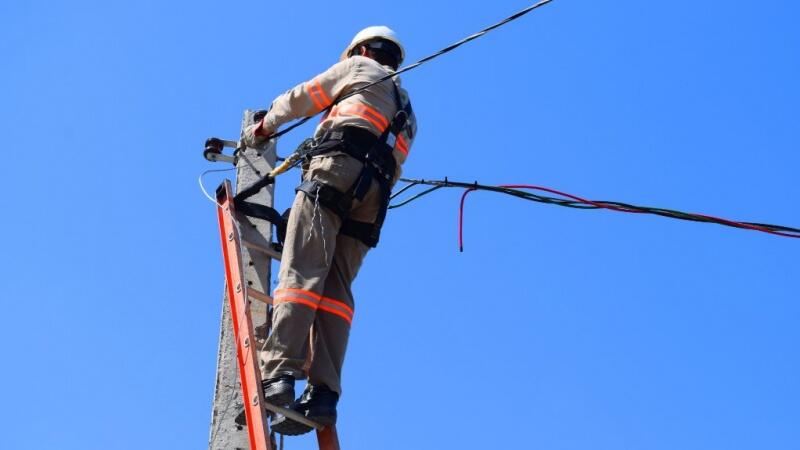 Entre os serviços programados, estão substituição, implantação e deslocamento de postes, poda de árvores e adequação de rede (Foto: Arquivo FolhaBV)