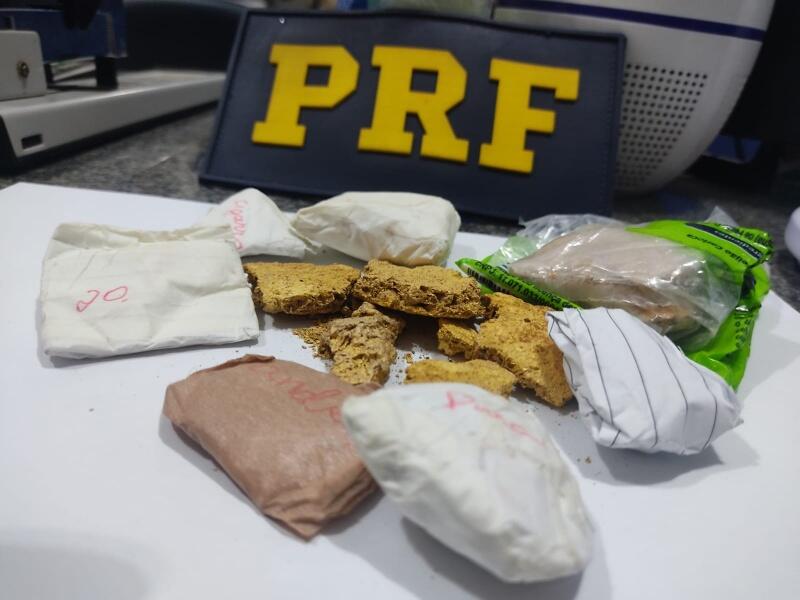 O material e os envolvidos foram encaminhados à Polícia Federal para as providências legais e cabíveis (Foto: Divulgação/PRF)