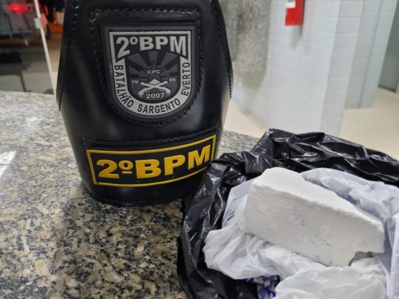 Entorpecente foi encontrado pela polícia embaixo do carro do motorista (Foto: Divulgação)