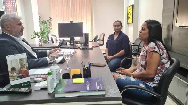 O defensor público-geral em exercício, Oleno Matos, recebeu em seu gabinete as integrantes da comissão depois de ouvir as reivindicações e os detalhes sobre o processo judicial(Foto: Divulgação/DPE-RR)
